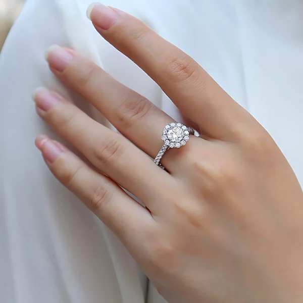 Moissanite Halo 1.0carat Round Diamond Ring Moissanite Halo 1.0carat Round Diamond Ring