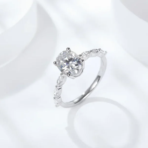 Moissanite 2.0carat 4-Prong Oval Diamond Ring Moissanite 2.0carat 4-Prong Oval Diamond Ring