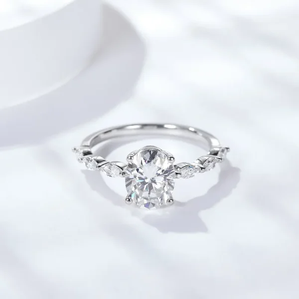 Moissanite 2.0carat 4-Prong Oval Diamond Ring Moissanite 2.0carat 4-Prong Oval Diamond Ring