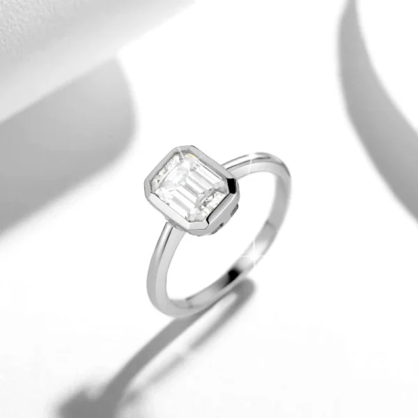 Moissanite Halo 2.0carat Emerald Diamond Ring